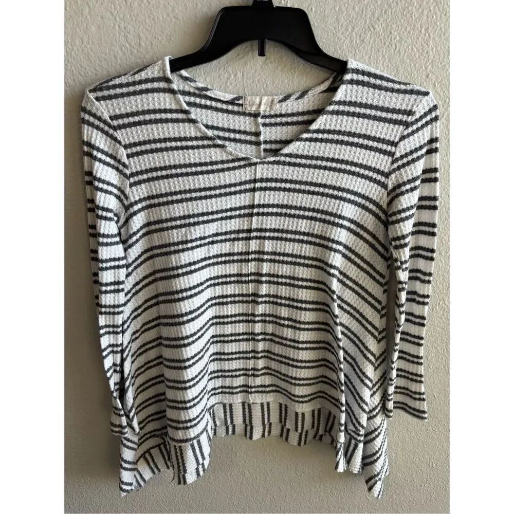 ❤️Altar’d State Women’s Shirt